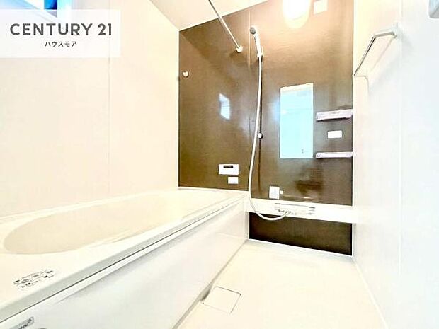 落ち着きある大人の雰囲気のバスルームは、味が出ていてバスタイムが充実！お仕事頑張っているご褒美にお好みの匂いの入浴剤を入れて、楽しんでみてはいかがでしょうか？