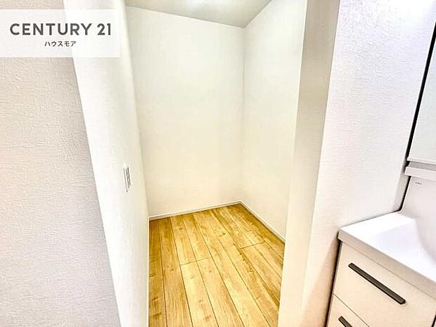 リネン庫付きで収納たっぷりの洗面室！日用品のストックやバスタオルがスッキリと収納できます！水回りがスッキリ片付いて気持ちの良い空間！