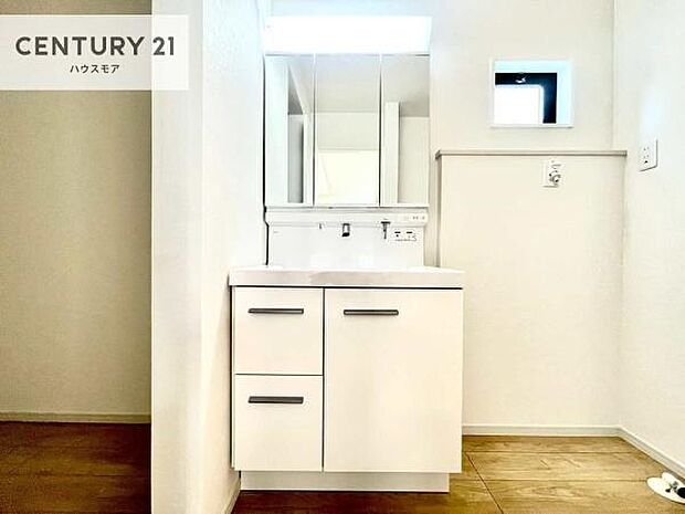 小窓付きの明るい洗面室です！湿気もすぐに入れ替えができて清潔に保つことができます！自然光が差し込むのでお化粧の仕上がりも良くなりますね！