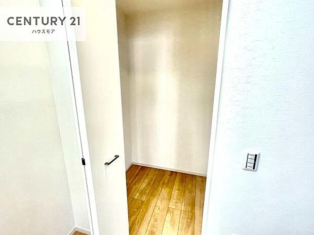 ウォークインクローゼット付きです。たくさんのお洋服などを収納しておけそうですね！他にも扇風機や加湿器など季節物の大きな家電も収納できます！