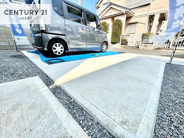 駐車スペースは2台分あります！セカンドカーはもちろん、バイクや自転車なども置き場所に困りません。