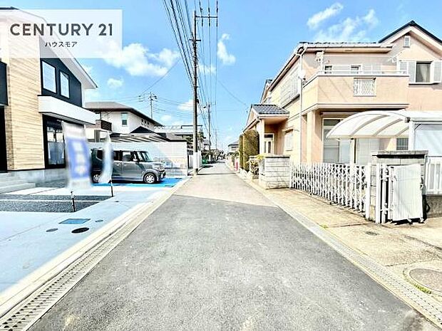 前面道路は4ｍ！陽当り良好な立地です。車庫入れが苦手な方も安心ですね。