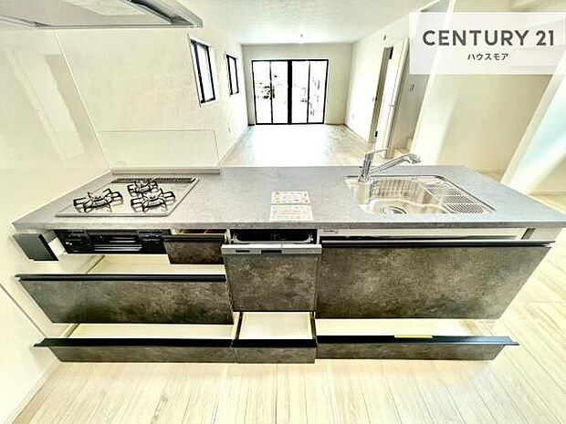 収納力の高いシステムキッチンで、調理器具や食器もすっきり片付き、広々とした空間で快適に料理が楽しめます。