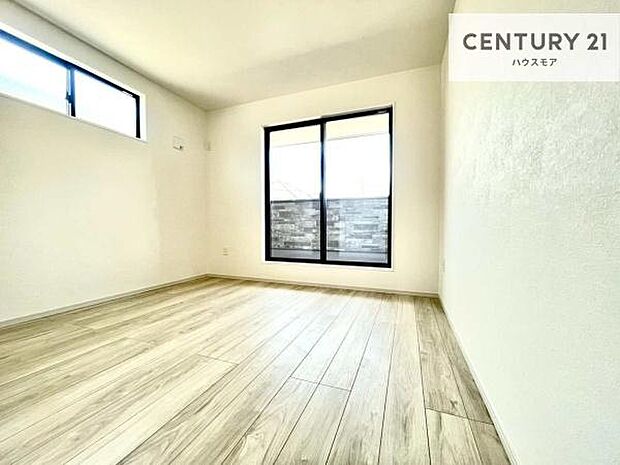 バルコニーに面している洋室です。明るく温もりがあり、換気もしっかりできます!朝起きて、外に出て背伸びをしつつ深呼吸をし良い朝を迎え入れることができます。