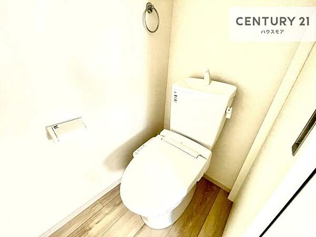1・2階にトイレがございます!朝の忙しい時間帯も待たずにすみそうですね。白を基調とした清潔感のあるトイレでお手入れがしやすいです!