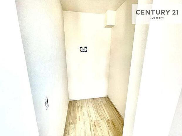 ウォークインクローゼット付きです。たくさんのお洋服などを収納しておけそうですね!他にも扇風機や加湿器など季節物の大きな家電も収納できます!