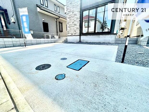 駐車スペースは2台分あります!セカンドカーはもちろん、バイクや自転車なども置き場所に困りません。