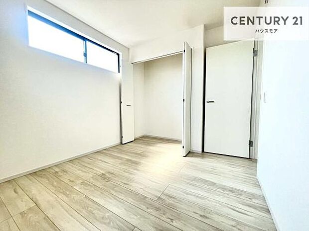 収納スペースがついています!居室をスッキリ整頓する事ができますね。家具を選ばないシンプルなデザインの為、家具を選ばずお気に入りの空間作りができそうですね。