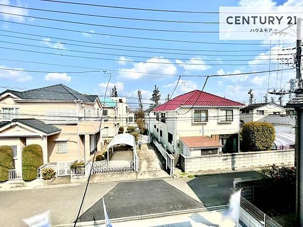 晴れた日には青い空を見渡せる開放的な時間を楽しめます。気持ちの良い風が通り抜ける街並みです!