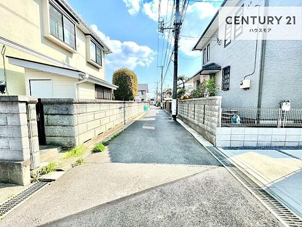 前面道路は4m!陽当り良好な立地です。車庫入れが苦手な方も安心ですね。
