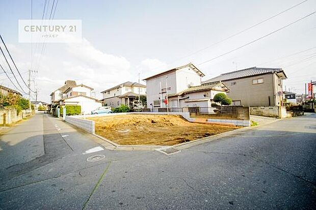 前面道路4m×4m!陽当り良好な立地です。車庫入れが苦手な方も安心ですね。