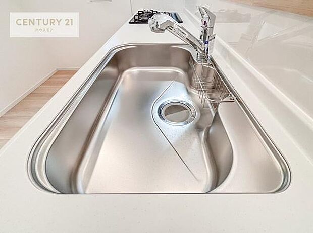 ワイドなシンクですね！水が跳ねにくく洗物がしやすい家事が楽々仕様のシステムキッチンです！デザイン性と機能性を兼ねたキッチンで清潔感がありますね！（同仕様）