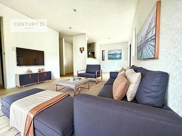 家具はCGパースです。心地良いリビングは家族が自然と集まります。家族団欒の時間が増えそうです。ご家族と、より一層充実した時間を過ごせそうですね。