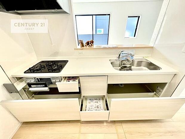 収納力の高いシステムキッチンで、調理器具や食器もすっきり片付き、広々とした空間で快適に料理が楽しめます。