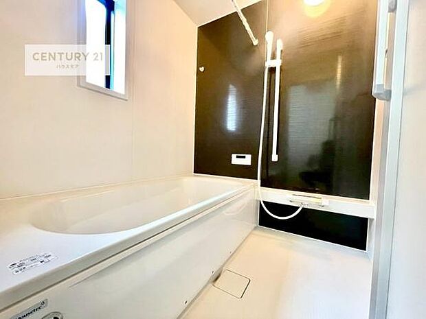 落ち着きある大人の雰囲気のバスルームは、味が出ていてバスタイムが充実！お仕事頑張っているご褒美にお好みの匂いの入浴剤を入れて、楽しんでみてはいかがでしょうか？