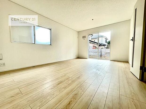 大きな窓からたっぷりの陽ざしが入る明るいリビング。開放感のあるリビングで家族団らんのくつろぎの時間を過ごせます!毎日家族と顔が合わせられるリビングイン階段でコミュニケーションが取りやすい!