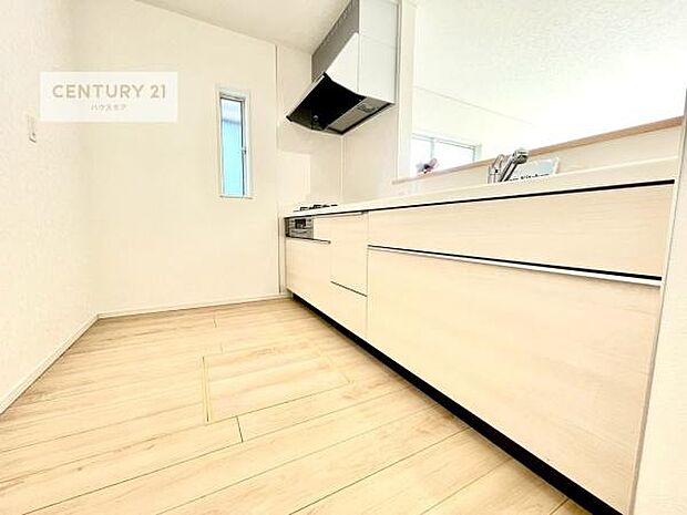 ゆとりある調理スペースで作業がしやすい快適なキッチンです!お子様と一緒にお菓子造りも楽しめる広々スペースです。楽しい調理時間になりそうですね!