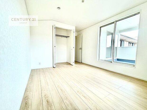 バルコニーに面している洋室です。明るく温もりがあり、換気もしっかりできます!朝起きて、外に出て背伸びをしつつ深呼吸をし良い朝を迎え入れることができます。