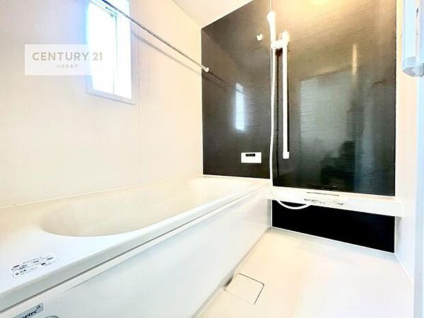 落ち着きある大人の雰囲気のバスルームは、味が出ていてバスタイムが充実!お仕事頑張っているご褒美にお好みの匂いの入浴剤を入れて、楽しんでみてはいかがでしょうか?