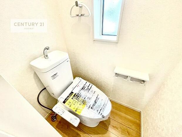 1・2階にトイレがございます!朝の忙しい時間帯も待たずにすみそうですね。白を基調とした清潔感のあるトイレでお手入れがしやすいです!