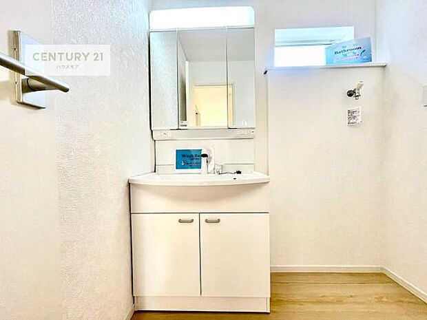 小窓付きの明るい洗面室です!湿気もすぐに入れ替えができて清潔に保つことができます!自然光が差し込むのでお化粧の仕上がりも良くなりますね!