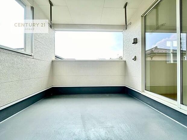 広々としているバルコニーです!お洗濯物を干すのはもちろん風に当たりながらくつろぎタイムが送れます!