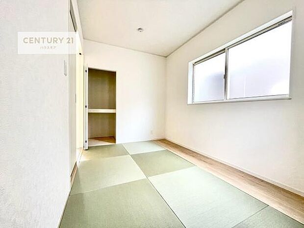 タタミの香りが安らぎを与える、リラックス空間。窓も大きく開放感のある和室となっております。日本人の心感じる「和」の空間。