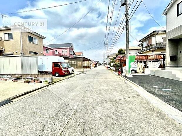 前面道路は6.03m!陽当り良好な立地です。車庫入れが苦手な方も安心ですね。
