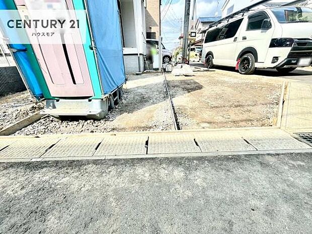 カースペース2台駐車可能。毎日の通勤やお買い物に便利で、来客時にもゆとりをもってお使いいただけます。【現地販売会開催中】