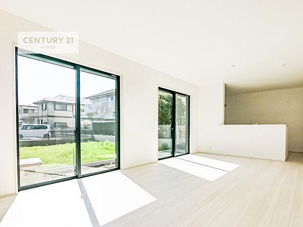 大きな窓からたっぷりの陽ざしが入る明るいリビング。開放感のあるリビングで家族団らんのくつろぎの時間を過ごせます。【同仕様写真】/【現地販売会開催中】