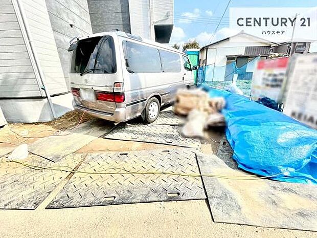 駐車スペースは2台分あります！セカンドカーはもちろん、バイクや自転車なども置き場所に困りません。