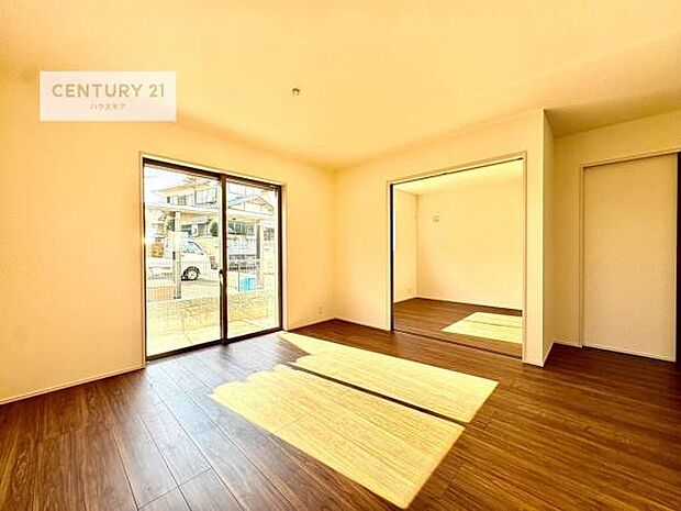 大きな窓からたっぷりの陽ざしが入る明るいリビング。開放感のあるリビングで家族団らんのくつろぎの時間を過ごせます。