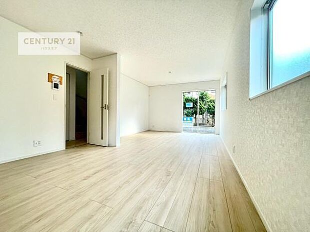 大きな窓からたっぷりの陽ざしが入る明るいリビング。開放感のあるリビングで家族団らんのくつろぎの時間を過ごせます!