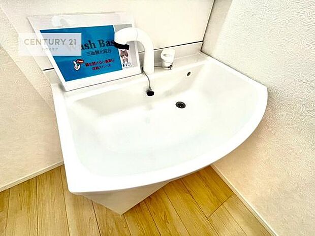 深い洗面台ボウルは、水が跳ねにくいのでお手入れが楽々！清潔感が保てます！キレイな洗面所で自分磨きのモチベーションが上がりますね！