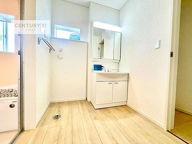 小窓付きの明るい洗面室です!湿気もすぐに入れ替えができて清潔に保つことができます!自然光が差し込むのでお化粧の仕上がりも良くなりますね!