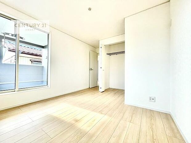 大きな窓からたっぷりと陽光が差し込み、室内を明るく心地よい空間に演出します。日中は自然の光に包まれながら、気持ちよくゆったりとお過ごしいただけるお部屋です。