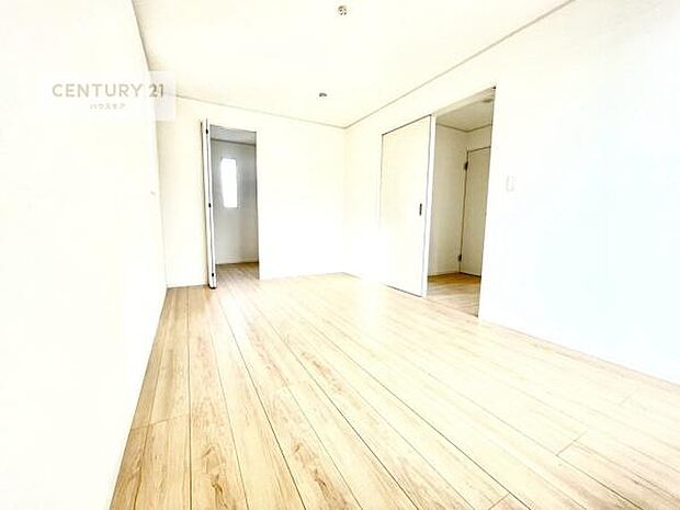 シンプルにデザインされているため、家具を選びません!お気に入りの家具を置いてくつろげる空間を作ることができます。