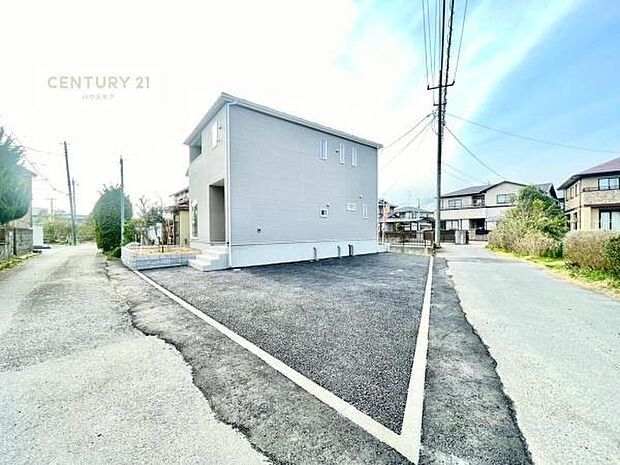 前面道路は4.02m×4m!陽当り良好な立地です。車庫入れが苦手な方も安心ですね。