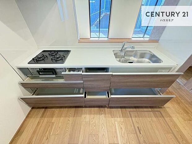 収納スペースが豊富で、調理スペースがスッキリと片付きひろ~く活用できます!快適に作業ができます!毎日の料理が捗ります!