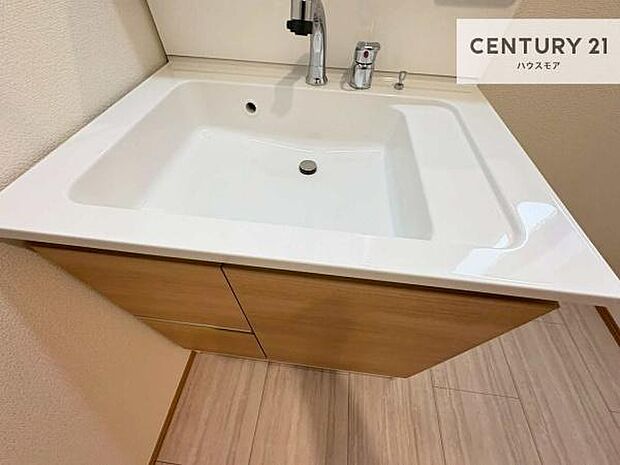 深い洗面台ボウルは、水が跳ねにくいのでお手入れが楽々!清潔感が保てます!キレイな洗面所で自分磨きのモチベーションが上がりますね!