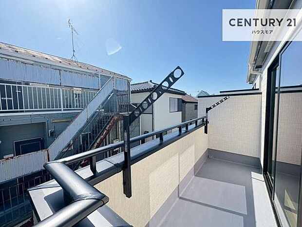 広々としたバルコニーで一日の始まりをスタート!お洗濯ものをたっぷり気持ちよく干せます!