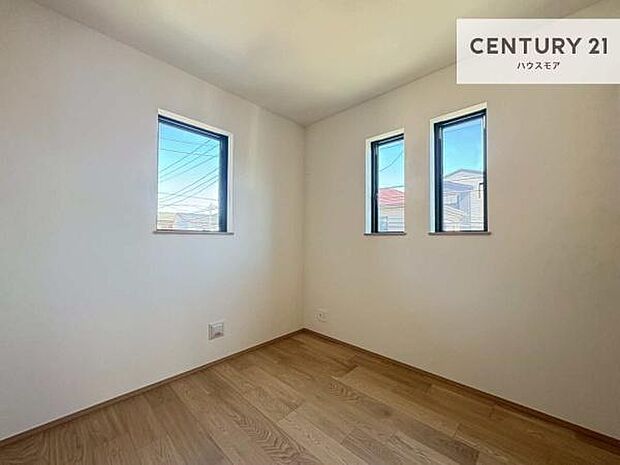 2面採光を確保した明るい室内は、風通しも良く、明るく大変居心地の良い空間となっております。リラックスして過ごせる心地の良いお部屋です!朝の目覚めがスッキリしますね。