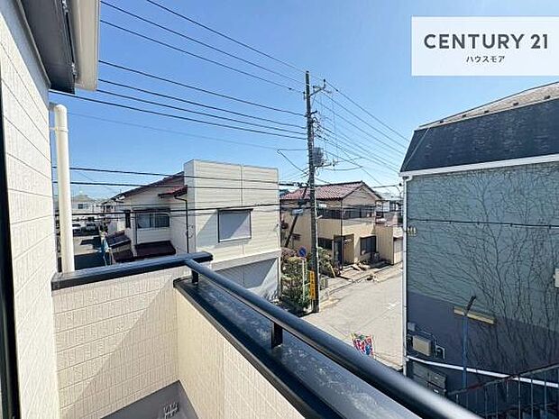 晴れた日には青い空を見渡せる開放的な時間を楽しめます。気持ちの良い風が通り抜ける街並みです!