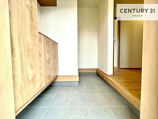 疲れて帰ってきても、ただいま！を言いたくなる、優しく迎え入れてくれる空間になっています。明るく温もり溢れる玄関です！