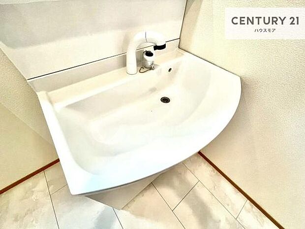 深い洗面台ボウルは、水が跳ねにくいのでお手入れが楽々！清潔感が保てます！キレイな洗面所で自分磨きのモチベーションが上がりますね！