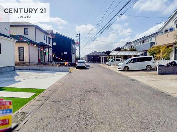 前面道路は6m!陽当り良好な立地です。車庫入れが苦手な方も安心ですね。