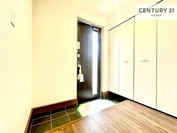 シューズボックス付きなので、玄関が片付きお掃除がしやすいです！スッキリした玄関で戸を開けた瞬間、清潔感のある心地いい空間が出迎えてくれます。