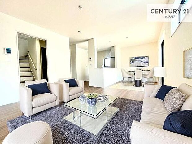 家具はCGパースです。心地良いリビングは家族が自然と集まります。家族団欒の時間が増えそうです。ご家族と、より一層充実した時間を過ごせそうですね。