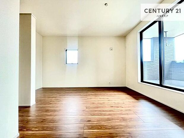 バルコニーに面した洋室は、やわらかな朝日が差し込む心地よい空間。爽やかな光に包まれて気持ちよく目覚められるため、寝室に最適なお部屋です。朝の換気やお布団干しも快適に行えます。