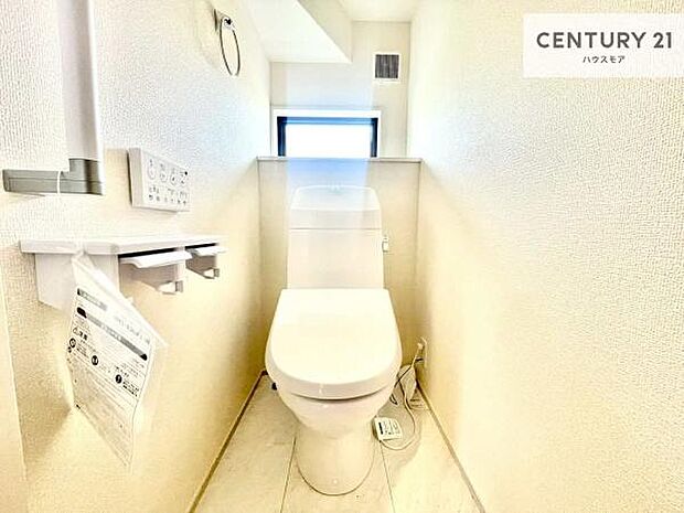 1・2階にトイレがございます！朝の忙しい時間帯も待たずにすみそうですね。白を基調とした清潔感のあるトイレでお手入れがしやすいです！
